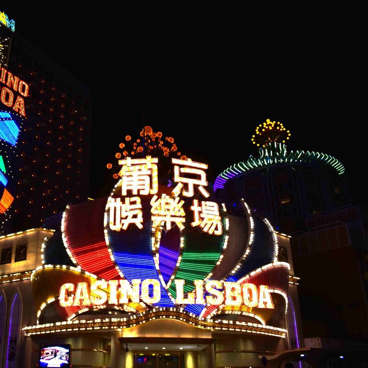 方形构图里的城市街角，行人走过橱窗，光线偏暖